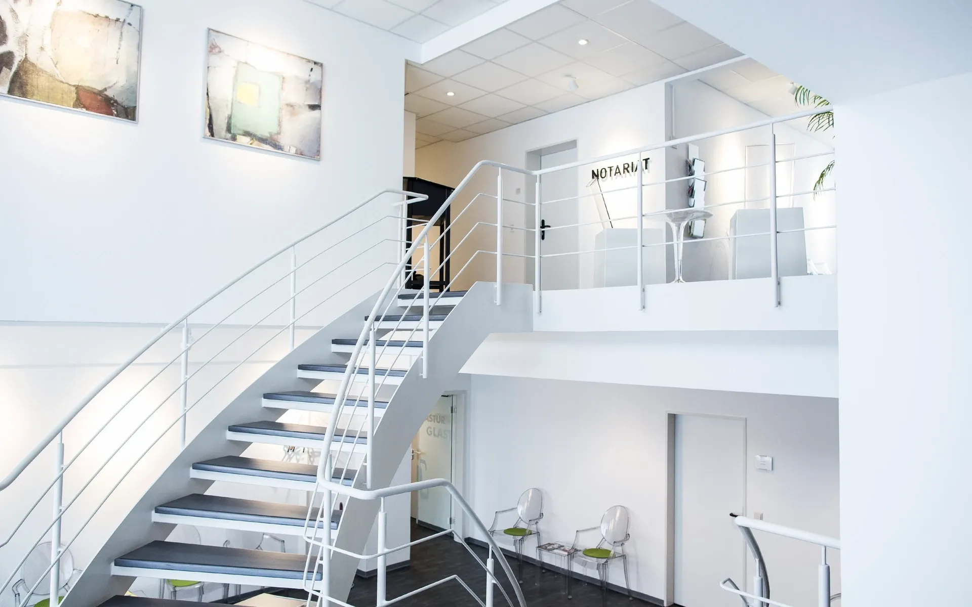 Geschwungene Treppe im Treppenaufgang zum Notariat