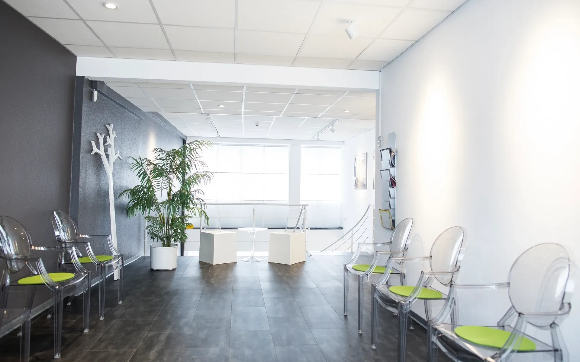 Wartebereich mit Stühlen im Notariat der Kanzlei